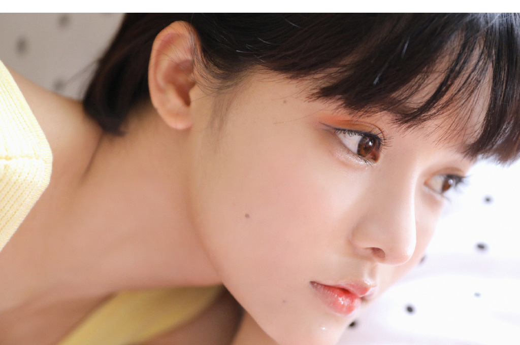 这个妹子太粉嫩了，吊带黄色背心短裤短发少女私房写真