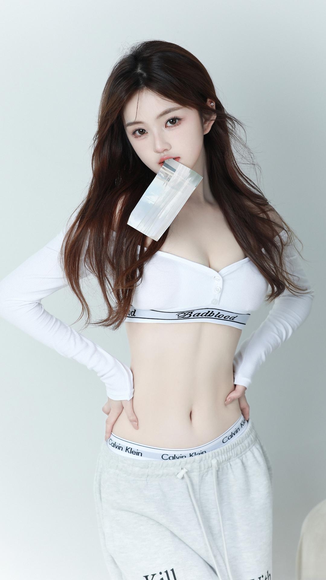 4K壁纸|咬一下口罩