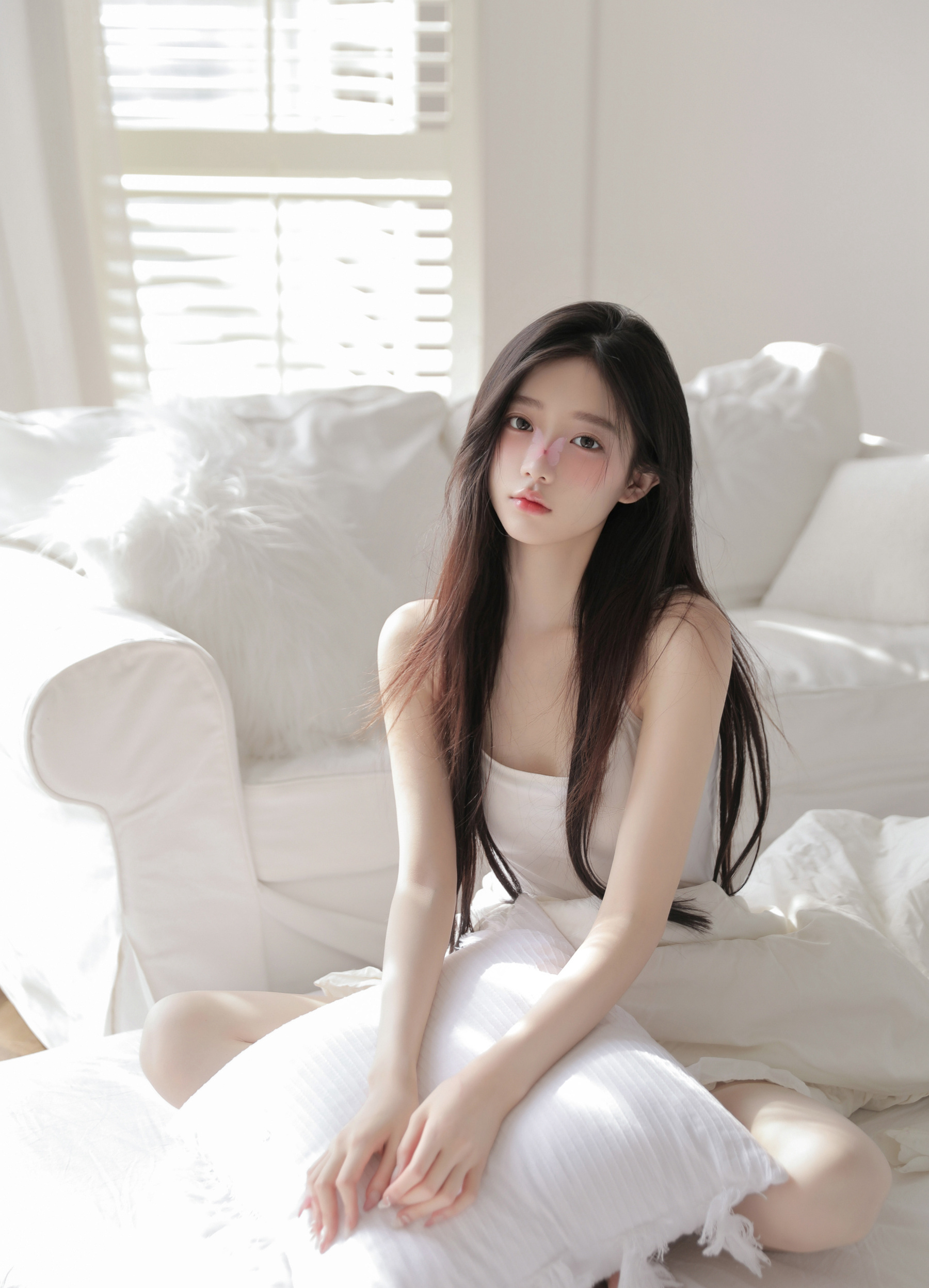 鼻子上停着一只蝴蝶的楚楚可人高颜值清纯女生吊带背心小短裤私房床上写真套图